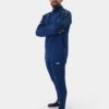 JAKO Ziptop CLASSICO – Wygodna bluza zapinana na zamek błyskawiczny do treningu i uprawiania sportu. Design tej bluzy treningowej został zredukowany do tego, co najważniejsze. Bluzka zapinana na suwak CLASSICO ma klasyczne barwy drużynowe. Zamek błyskawiczny z przodu, mankiety i góra wykończone elastyczną lamówką oraz garaż zamka gwarantują wyjątkowo wysoki komfort noszenia. Zintegrowany system JAKO KEEP DRY odprowadza wilgoć wytwarzaną przez ciało bezpośrednio na powierzchnię materiału. Dzięki temu bluza z zamkiem błyskawicznym pozostaje sucha, sportowiec nie wychładza się i czuje się komfortowo w bluzie z zamkiem błyskawicznym CLASSICO nawet przy największym wysiłku. Bluzka zapinana na suwak dostępna jest w 10 różnych kolorach i rozmiarach 128-164 dla dzieci oraz S-3XL dla kobiet i mężczyzn.