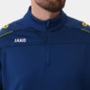 JAKO Ziptop CLASSICO – Wygodna bluza zapinana na zamek błyskawiczny do treningu i uprawiania sportu. Design tej bluzy treningowej został zredukowany do tego, co najważniejsze. Bluzka zapinana na suwak CLASSICO ma klasyczne barwy drużynowe. Zamek błyskawiczny z przodu, mankiety i góra wykończone elastyczną lamówką oraz garaż zamka gwarantują wyjątkowo wysoki komfort noszenia. Zintegrowany system JAKO KEEP DRY odprowadza wilgoć wytwarzaną przez ciało bezpośrednio na powierzchnię materiału. Dzięki temu bluza z zamkiem błyskawicznym pozostaje sucha, sportowiec nie wychładza się i czuje się komfortowo w bluzie z zamkiem błyskawicznym CLASSICO nawet przy największym wysiłku. Bluzka zapinana na suwak dostępna jest w 10 różnych kolorach i rozmiarach 128-164 dla dzieci oraz S-3XL dla kobiet i mężczyzn.