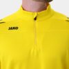 JAKO Ziptop CLASSICO – Wygodna bluza zapinana na zamek błyskawiczny do treningu i uprawiania sportu. Design tej bluzy treningowej został zredukowany do tego, co najważniejsze. Bluzka zapinana na suwak CLASSICO ma klasyczne barwy drużynowe. Zamek błyskawiczny z przodu, mankiety i góra wykończone elastyczną lamówką oraz garaż zamka gwarantują wyjątkowo wysoki komfort noszenia. Zintegrowany system JAKO KEEP DRY odprowadza wilgoć wytwarzaną przez ciało bezpośrednio na powierzchnię materiału. Dzięki temu bluza z zamkiem błyskawicznym pozostaje sucha, sportowiec nie wychładza się i czuje się komfortowo w bluzie z zamkiem błyskawicznym CLASSICO nawet przy największym wysiłku. Bluzka zapinana na suwak dostępna jest w 10 różnych kolorach i rozmiarach 128-164 dla dzieci oraz S-3XL dla kobiet i mężczyzn.