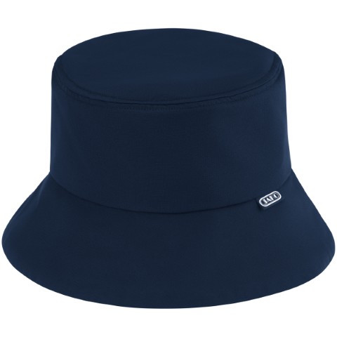 Czapka bucket hat WARDROBE 1 Kapelusz rybacki WARDROBE – swobodny, nowoczesny i indywidualnie regulowany Kapelusz rybaka WARDROBE łączy modny styl RETRO z funkcjonalnym designem. Dzięki regulowanemu stoperowi sznurkowi można indywidualnie dopasować jego dopasowanie – dla optymalnego trzymania się głowy podczas wiatru i ruchu. Dyskretna naszywka z flagą JAKO nadaje kapeluszowi stylowy akcent marki i doskonale dopełnia jego czysty wygląd. Podczas uprawiania sportu, w czasie wolnym lub w podróży – czapka rybaka niezawodnie chroni przed słońcem i nadaje każdej stylizacji nowoczesny, uliczny charakter. Lekka, wygodna i łatwa do łączenia – ta czapka jest niezbędna dla wszystkich, którzy chcą połączyć funkcjonalność i styl. Odkryj ją już teraz i zapewnij sobie czapkę rybaka WARDROBE, aby uzyskać indywidualny wygląd.