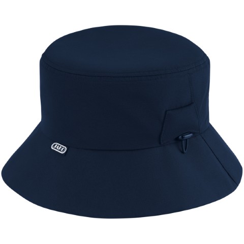 Czapka bucket hat WARDROBE 2 Kapelusz rybacki WARDROBE – swobodny, nowoczesny i indywidualnie regulowany Kapelusz rybaka WARDROBE łączy modny styl RETRO z funkcjonalnym designem. Dzięki regulowanemu stoperowi sznurkowi można indywidualnie dopasować jego dopasowanie – dla optymalnego trzymania się głowy podczas wiatru i ruchu. Dyskretna naszywka z flagą JAKO nadaje kapeluszowi stylowy akcent marki i doskonale dopełnia jego czysty wygląd. Podczas uprawiania sportu, w czasie wolnym lub w podróży – czapka rybaka niezawodnie chroni przed słońcem i nadaje każdej stylizacji nowoczesny, uliczny charakter. Lekka, wygodna i łatwa do łączenia – ta czapka jest niezbędna dla wszystkich, którzy chcą połączyć funkcjonalność i styl. Odkryj ją już teraz i zapewnij sobie czapkę rybaka WARDROBE, aby uzyskać indywidualny wygląd.